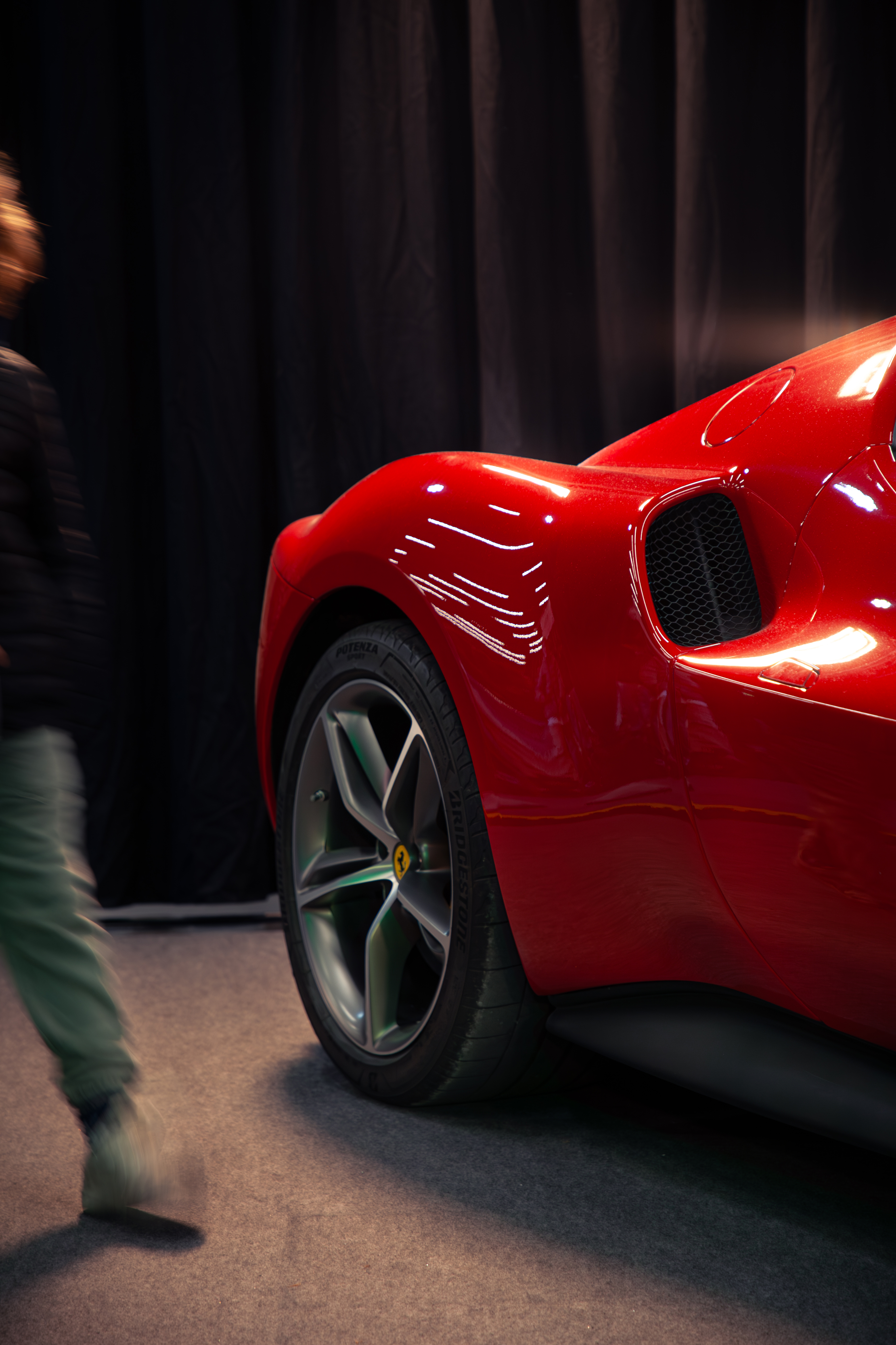 Roter Ferrari im Showroom, Rad- und Seitendetail — Automobilfotografie von Julian Zauner, Salzburg